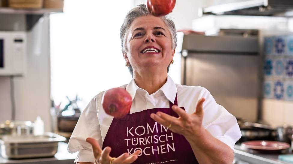 Saynur Sonkaya-Neher ist gebürtige Türkin, seit über 20 Jahren in Lorch zu Hause. Sie verbindet zwei Kulturen in ihren Produkten und interpretiert hessische Klassiker durch eine orientalische Note neu.